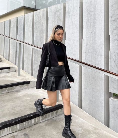 Styling Skirts, Styling Boots, My Turn, Elegante Casual, Looks Black, Causual Outfits, Looks Chic, Outfit Goals, Urban Outfits