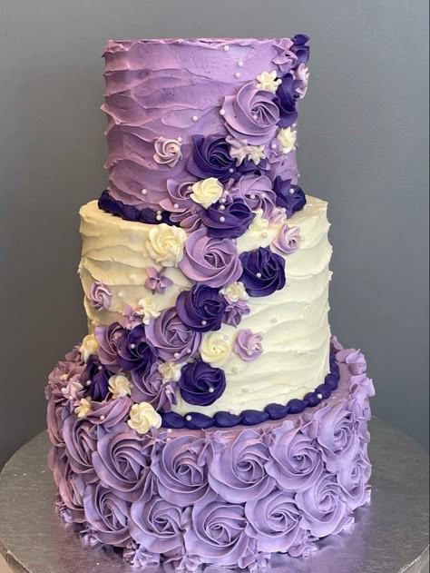 Purple Quince Cake Ideas, Purple Tiered Cake, Lilac Quinceanera Cake, Purple Sweet 16 Cakes, Purple And Silver Cake, Sweet 16 Party Planning, Debut Cake, Purple Sweet 16, Quince Stuff