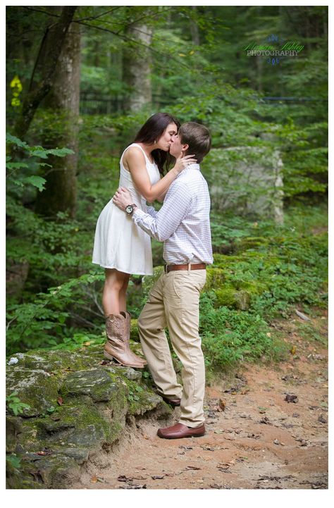 Tall Groom Short Bride, Christian Engagement Photos, Short Girl Problems, Short Couples, Short Bride, Couple Poses Reference, Wedding Couple Photos, Wedding Photoshoot Poses, Anniversary Photoshoot