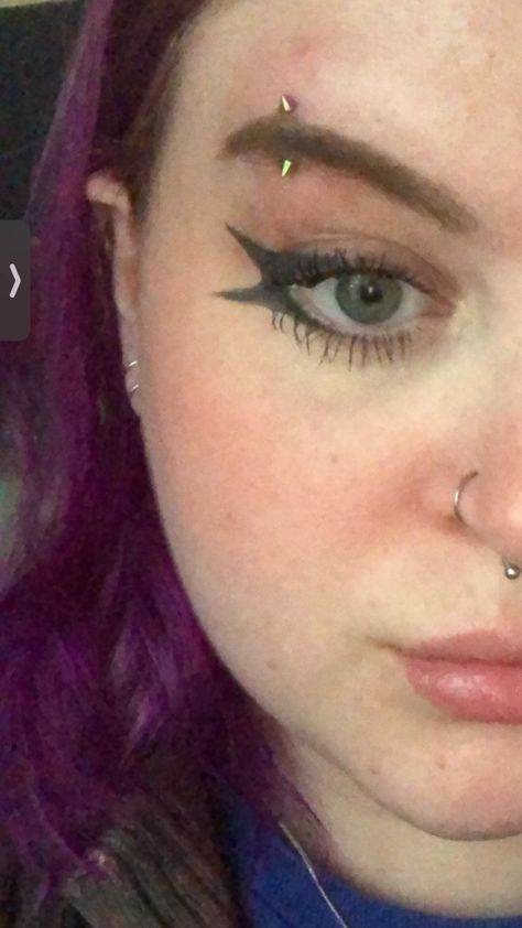 Eyebrow piercing spike eyebrow piercing girl graphic liner Cool Eyebrow Piercing Jewelry, Eyebrow Piercing Spike, Dainty Eyebrow Piercing, Spike Eyebrow Piercing, Gold Eyebrow Piercing, Eyebrow Piercing Girl, Woman With Purple Hair, Eyebrow Piercing Jewelry, Piercing Girl