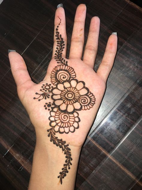 Easy And Small Mehendi Designs, Best Simple Mehndi Designs, Mehndi Designs Simple Hand Back, Simple Henna Designs Hand Palms Side, Easy Small Mehendi Designs, Mehndi Designs Small Hands, East Henna Designs, Simple Henna Designs Wrist, Small Mehendi Designs Simple