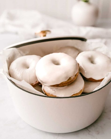 Baked Donuts with Vanilla Glaze Blueberry Cake Donuts, Cake Donuts Recipe, Vanilla Cream Filling, Apple Cider Donuts Baked, Baked Donut, Baked Doughnuts, Baked Donut Recipes, Glazed Doughnuts, Full Fat Yogurt