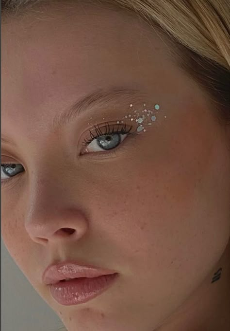 Concert Make Up Glitter, Lace Makeup Look, Easy Glitter Makeup, Disco Party Makeup Ideas, Nye Glitter Makeup, Make Up With Crystals, Concert Makeup Ideas Glitter, Glitter Makeup Ideas Festival, Gliterry Makeup Ideas