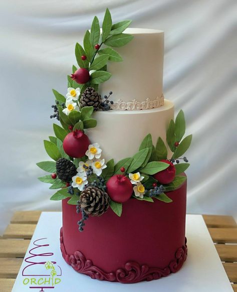 Christmas Themed Wedding Cake, Yalda Cake Ideas, Two Tier Christmas Cake, Gold Christmas Cake, Cake Decorating Ideas Christmas, Yalda Cake, Christmas Cake Decorating Ideas, Easter Desserts Cake, Christmas Cake Ideas