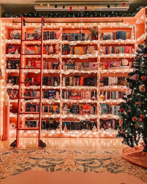 Bookshelf Lighting Ideas, Christmas Bookstore, Front Room Office, At Home Library, Christmas Library, Christmas Bookshelf, Bookshelf Aesthetic, Bookshelf Lighting, Beautiful Bookshelf