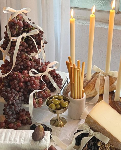 Grapes Wedding Decor, Dinner Party Food Setup, Food Centerpieces, Katie White, Fall Dinner Party, Hosting Christmas, Wedding Money, Winter Dinner, Nye Party