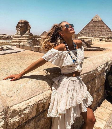 Shooting Pose, Egypt Outfits, Desert Outfit, شرم الشيخ, Giza Pyramids, Pyramids Egypt, Egypt Fashion, Egypt Tours, Visit Egypt