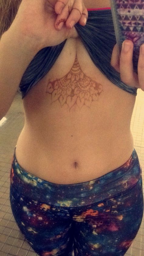 Underboob mandala henna Underboob Henna, Hot Sleep Outfit, Sleep Outfit, Mandala Henna, Long Natural Nails, Rose Tattoos For Women, Bra Photos, Simple Henna Tattoo, Legends Football