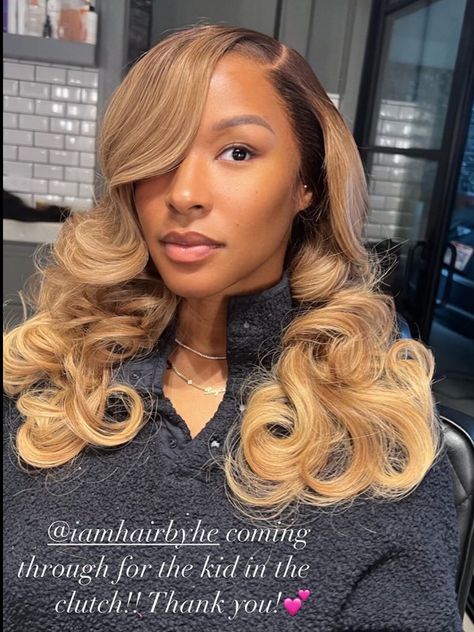 Blonde Hair With Highlights Black Women, Blonde Sew In Weave With Closure, Beyonce Hair Inspiration, Blond Weave Black Women, Honey Blonde Wigs Black Women, Blonde Highlights Sew In Weave Black Women, Blonde Hair Inspo Summer Medium Length, Honey Blonde Sew In Weave Black Women, Blond Weave Sew In Black Women