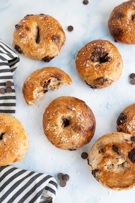 Calling all sweet & salty lovers – this is the bagel for you! Salty chocolate chip bagels combine rich chocolate and flaky sea salt in the ultimate dessert and breakfast crossover. Without being overtly sweet, these homemade bagels harness the power of combining bittersweet chocolate chips and flakey sea salt in a tender, slightly chewy and overwhelmingly fabulous way. | homemade bagel recipe | homemade bagels easy | bagels from scratch | homemade bagel flavors | best bagel recipe homemade Homemade Bagels Easy, Best Bagel Recipe, Chocolate Chip Bagel Recipe, Chocolate Chip Bagels, Easy Bagels, Bagel Flavors, Homemade Bagel Recipe, Bagels Easy, Best Gluten Free Bread