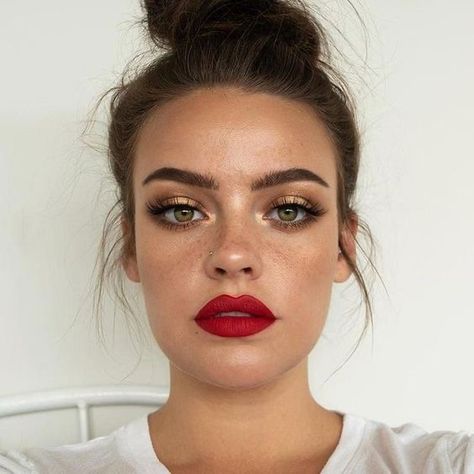 Simple Skin Care, Red Lips Makeup Look, Wedding Hairstyles And Makeup, Red Lip Makeup, Natural Makeup Tutorial, Brown Makeup, Braut Make-up, Natural Eye Makeup, Red Lip