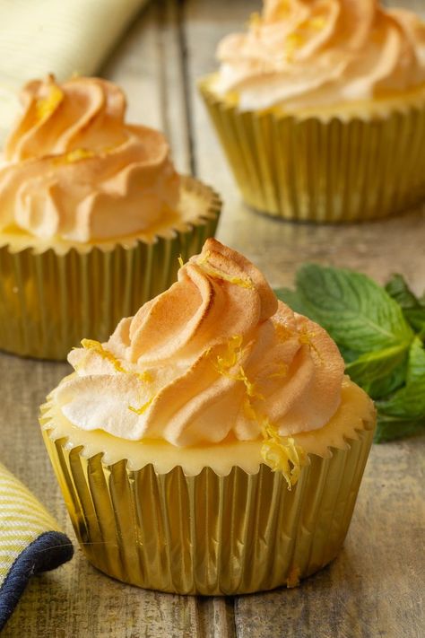 Three mini lemon meringue cheesecakes in a gold foil liner on a board with a yellow striped napkin and mint leaves on the side. Mini Cheesecakes Recipe, Lemon Cheesecakes, Tart Mini, Creamy Cheesecake Recipe, Cupcakes Lemon, Mini Lemon Cheesecakes, Recipes Cheesecake, Cheesecake Desserts Recipes, Lemon Meringue Cheesecake