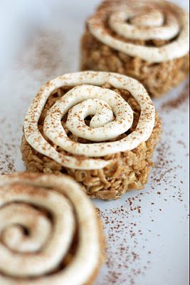 Not only are these RKTs super cute, but they taste like cinnamon rolls! Sign me up. Cake Brownie, Krispie Treats Recipe, Krispies Treats, Cereal Treats, Rice Crispy Treats, Crispy Treats, Rice Krispie Treats, Rice Krispie, Köstliche Desserts