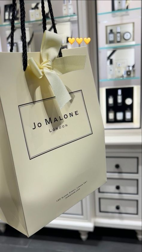 Jo Malone Perfume Aesthetic, Joe Malone Perfume, Packing Candles, Jo Malone Candle, Luxury Unboxing, Joe Malone, Romantic Lifestyle, Favourite Perfume, Expensive Stuff