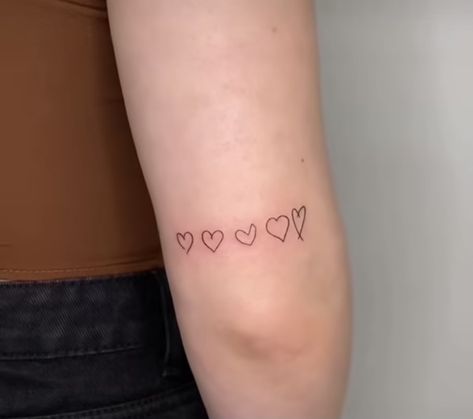 Small Gender Neutral Tattoos, Cute Sentimental Tattoos, Grandparents Heart Tattoo, Cute Family Tattoos For Women, Line Of Hearts Tattoo, Tattoos With Meaning Family, Five Hearts Tattoo, Not Basic Tattoos, Tattoos To Represent Siblings