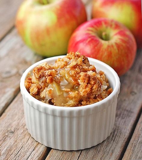 My Grandma's recipe for classic apple crisp! Perfectly thick and gooey with a delicious buttery crust. The BEST fall dessert. Ramekin Recipe, Gluten Free Crisps, Crisp Desserts, Gluten Free Apple Crisp, Granny Smith Apple, Mug Cakes, Apple Crisp Recipes, Oreo Dessert, Crisp Recipe