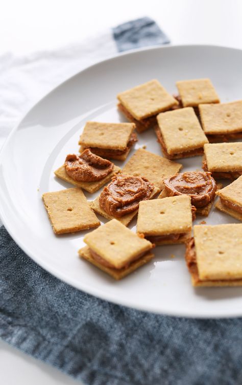 EASY Peanut Butter Cheese Cracker Sandwiches | DIY and SO much healthier and tasty! #vegan #glutenfree Healthy Cheese Crackers, Herbed Quinoa, Peanut Butter Crackers, Healthy Cheese, Healthy Quinoa, Butter Crackers, Minimalist Baker, Cheese Snacks, Vegan Crackers