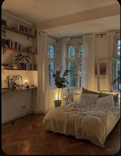 Bringing Nature Indoors: Revamp Your Bedroom with the Earthy Aesthetic ♡ | Room Decor Tips | Ever Lasting Blog Aesthetic Bedroom Full View, Massive Bedroom Ideas, Light Airy Room Aesthetic, Big Mirror Aesthetic Room, Room Inspo Wood Furniture, Italian Apartment Bedroom, Bedroom Decor Inspo Cozy, Cosy Light Bedroom, Chic Cozy Bedroom