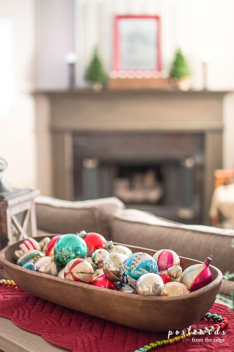 Retro Christmas Decorations, Outside Christmas Decorations, Vintage Christmas Crafts, Dough Bowls, Country Christmas Decorations, Vintage Christmas Decor, Christmas Decorations Living Room, Dough Bowl, Wooden Bowl