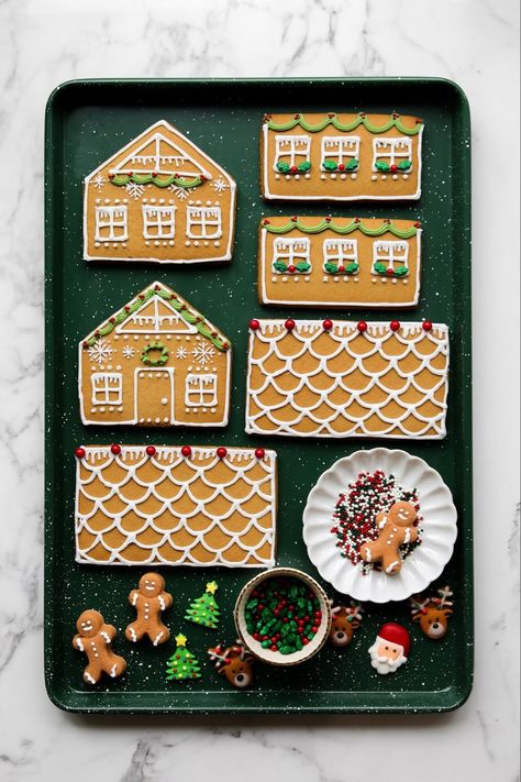 Gingerbread House Kits Ideas, Little Gingerbread Houses, Wilton Gingerbread House Ideas, Decorated Gingerbread Houses, Ginger House Decoration, Gingerbread House Decoration Ideas, Ginger Bread House Decorations, Ginger Bread Houses Ideas, Ginger Bread House Ideas Decorations