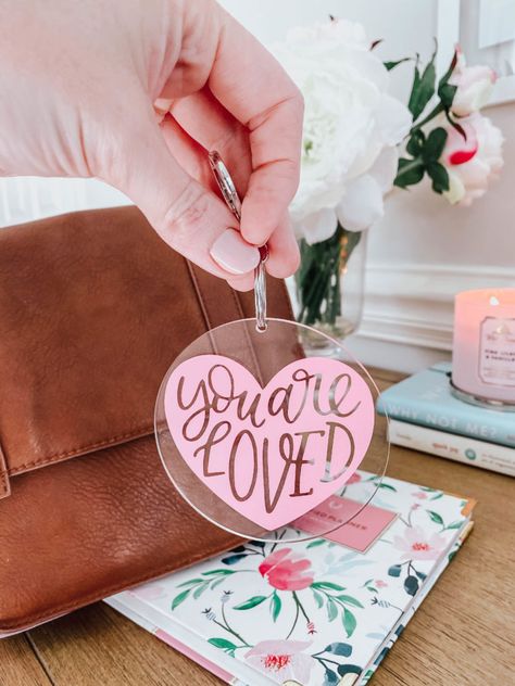 Valentines Vinyl Ideas, Cricut Valentine Ideas, Cricut Valentines Projects, Thoughtful Handmade Gifts, Diy Valentines Day Gifts For Him, Cricut Valentines, Easy Valentines, Diy Easter Gifts, Idee Cricut