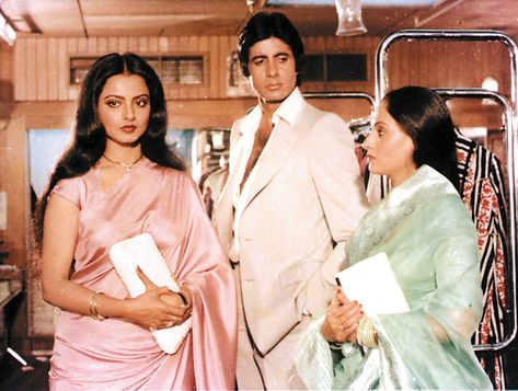 Still from Silsila movie Rekha Amitabh, Bachchan Family, Rekha Actress, Bollywood Pictures, Retro Bollywood, Bollywood Couples, Bollywood Outfits, Vintage Bollywood, Amitabh Bachchan