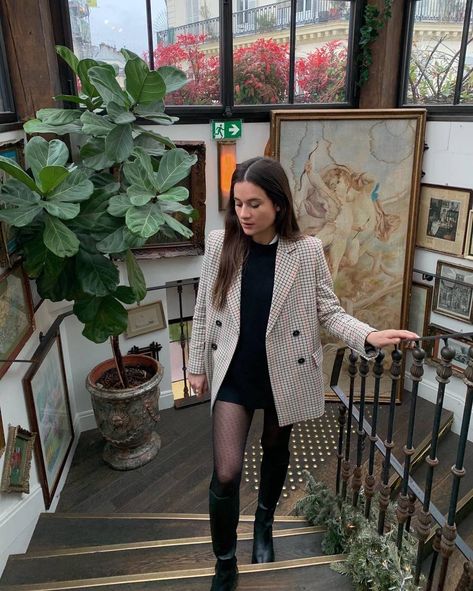 Knee High Boots Outfit Work, Sxsw Outfit, French Spring Outfits, Tonal Outfits, Outfits Fall 2023, Knee High Boots Outfit, Outfit Casual Chic, Luxury Outfit, Shoe Trend