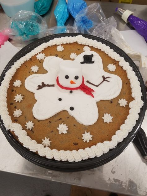 Birthday Cookie Cakes Decorated, Labor Day Cookie Cake Ideas, Melting Snowman Cake, Giant Christmas Cookie, Decorated Cookie Cake Ideas, Christmas Cookie Cakes Decorated, Winter Cookie Cake Ideas, Holiday Cookie Cake, Cookie Cake Christmas Designs