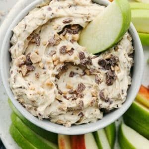 Toffee Apple Dip - The Recipe Critic Heath Bar Apple Dip, Brownie Batter Dip Recipe, Toffee Apple Dip, Toffee Dip, Apple Dip Recipe, Cream Cheese Fruit Dip, Heath Bar, Homemade Dips, The Recipe Critic