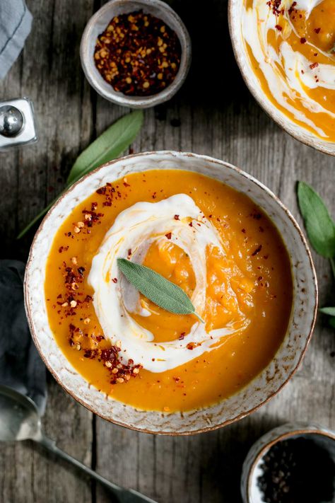 Spicy Butternut Squash Soup Soup Damn Delicious, Squash Coconut Curry, Vegan Butternut Squash Recipes, Banana Squash, Spicy Butternut Squash, Spicy Butternut Squash Soup, Chilli Soup, Vegan Butternut Squash Soup, Vegan Butternut Squash