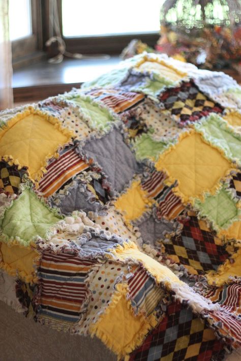 a quick 'n' easy must do Rag Quilting, Blankets Diy, Quilt Diy, Rag Quilt Tutorial, Fun Quilts, Pretty Quilts, Baby Rag Quilts, Rag Quilts, Quilt Baby