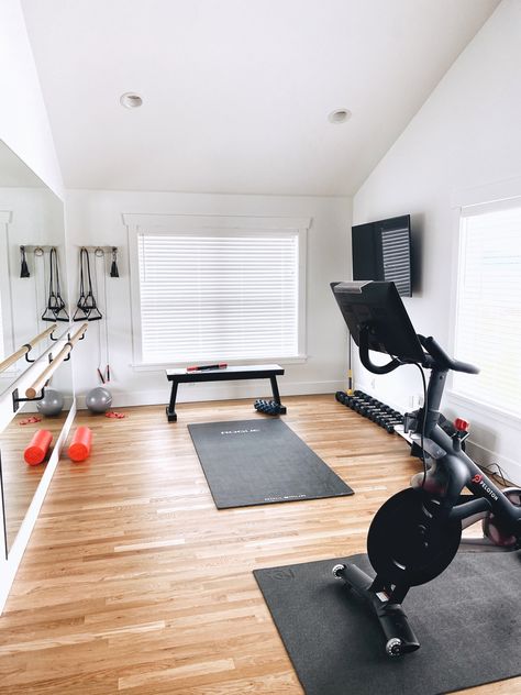 Home Gym Family Room Combo, Farmhouse Workout Room, Office Workout Space, Minimalist Home Gym Ideas, White Home Gym, Black And White Home Gym, Farmhouse Gym, House Gym Room Small Spaces, Home Weight Room