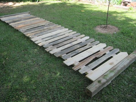 picket fence made from pallet board Pallets Fence, Wood Pallet Fence, Pallet Fences, Wood Picket Fence, Pallet Projects Garden, Pallet Furniture Ideas, Picket Fences, Pallet Fence, Wooden Pallet Furniture