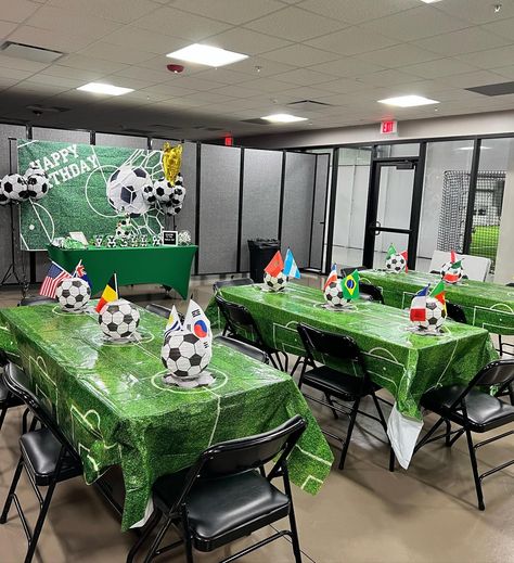 Soccer Birthday Party Decorations, Messi Soccer Birthday Party, Cristiano Ronaldo Birthday Party Theme, Soccer Party Table Decor, Soccer Team Birthday Party, Soccer Theme Party Food, Soccer Christmas Party, End Of Year Soccer Party Ideas, Birthday Soccer Theme