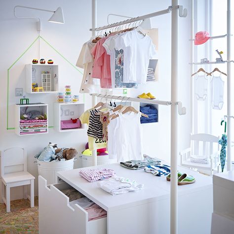 A boutique for children's clothes with white display shelves and storage benches - chipboard floors Stolmen Ikea, Baby Store Display, Storage Kids Room, Ideas Ikea, Ikea Family, Futurama, Store Interior, Kids Store, Baby Store