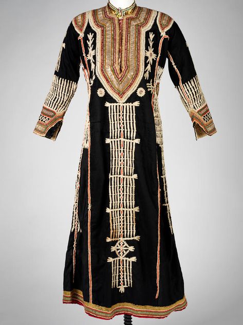 Yemen, Yemen, Tihameh Woman's dress (thōb), ca. 1930 Yemen Embroidery, Yemeni Decor, Yemeni Dress, Iranian Clothes, Yemen Women, Yemeni Clothes, Yemen Clothing, Hair Chains, Mode Boho