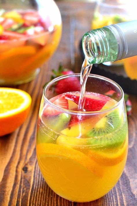 Thanksgiving Sangria Recipes White Wines, Thanksgiving Sangria Recipes, Sangria Recipes White, Tropical Sangria Recipe, Tropical Sangria, Thanksgiving Sangria, Citrus Sangria, Sangria Ingredients, White Wine Sangria