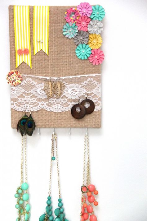 Now this is so cute! A Stretched Burlap Canvas Jewelry Holder that holds necklaces, bracelets, drop earrings and studs….love! Canvas Jewelry Holder, Burlap Canvas, Experience Gifts, Jewelry Holder, Ear Piercings, Burlap, Crochet Necklace, Christmas Crafts, Crafts For Kids