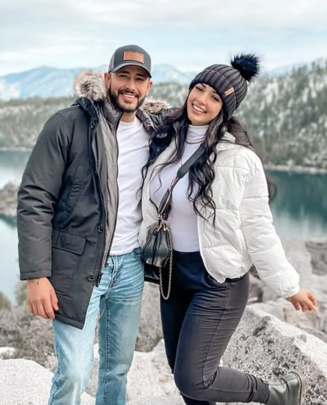 Couple Pose In Mountain, Honeymoon Outfits Winter, Cute Couples Outfits Casual, Winter Honeymoon Outfits, Autumn Travel Outfit, Matching Winter Outfits For Couples, Couple Outfits Matching Casual, Kashmir Snow, Couple Winter Outfits