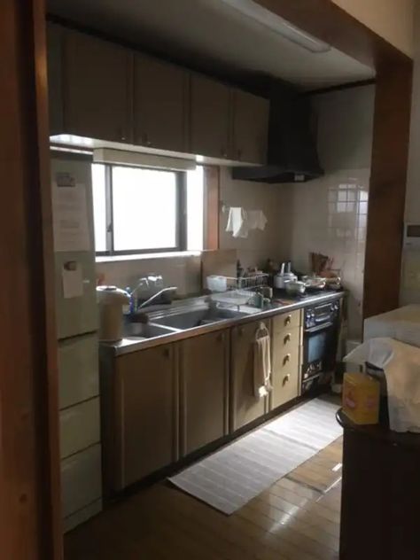 Japanese Apartment Aesthetic Kitchen, Inside Japanese Home, Old Japanese Kitchen, Japanese Apartment Ideas, Old Korean Apartment, Poor Japanese Apartment, Japanese Apartment Living Room, Asian Apartment Aesthetic, Old Japanese Apartment