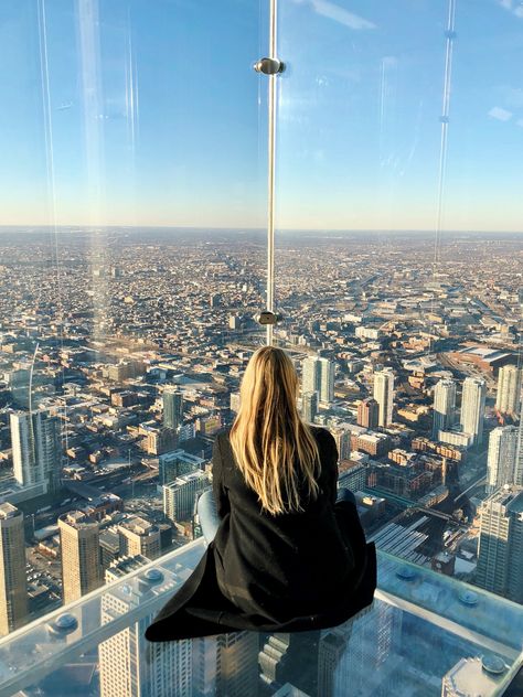 Skydeck Chicago Pictures Poses, Willis Tower Picture Ideas, Skydeck Chicago Poses, Skydeck Chicago Pictures, Sky Deck Chicago, Chicago Willis Tower, Chicago Tower, Chicago Skydeck, Willis Tower Skydeck