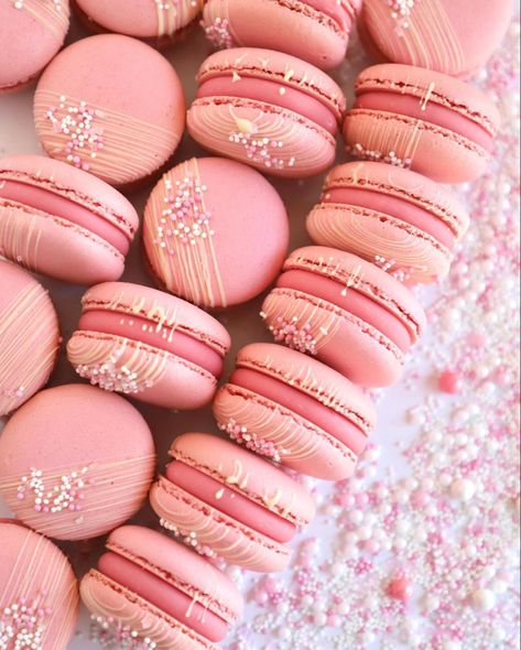 Pastel Pink Macarons, Macroon Cake Aesthetic, Pretty Macarons Aesthetic, Pink And White Macarons, Pink Macaron Cake, Macrons Design, Pink Macrons, Pink Macarons Aesthetic, Bridal Shower Macarons