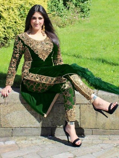 Salwar Suits Party Wear, Fashion Show Dresses, Indian Salwar, Velvet Dress Designs, Pakistani Salwar, Womens Trendy Dresses, Afghan Fashion, Indian Party Wear, Afghan Clothes