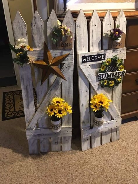 Plant Pallet Ideas, Picket Fence Welcome Sign, Fence Picket Projects Diy, Picket Fence Ideas Crafts, Old Fence Board Projects, Diy Porch Ideas, Fence Board Crafts, Picket Fence Decor, Fence Crafts