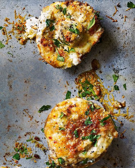 These baked Boursin mushrooms would make an easy vegetarian starter or light lunch served with a crisp green salad. Easy Vegetarian Starters, Vegetable Starters Appetizers, Light Starters Recipes, Boursin Mushrooms, Dinner Party Vegetarian, Easy Starters Recipes, Christmas Starter Recipes, Veggie Starters, Vegetarian Starter Recipes