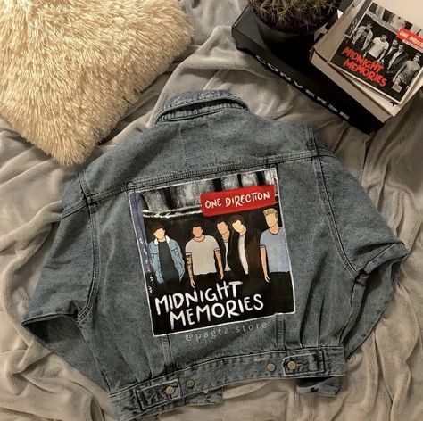 One Direction Gift Ideas, One Direction Shoes, Alisson Teen Wolf, 1d Core, Harry Styles Clothes, One Direction Merch, Harry Styles Outfit, Painted Jeans, Concert Fits