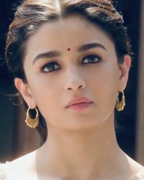 Kajal Eyes, Aliya Bhatt, Indian Eyes, Anklets Indian, Light Makeup Looks, Funny Today, Celebrity Makeup Looks, Eye Makeup Pictures, Indian Makeup