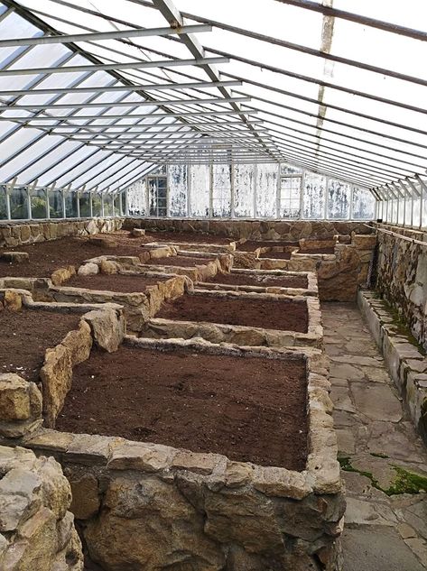 Greenhouse On Slope, Hillside Greenhouse, Subterranean Greenhouse, In Ground Greenhouse, Stone Greenhouse, Greenhouse Vegetable Garden, Huge Greenhouse, Greenhouse Layout, Underground Greenhouse