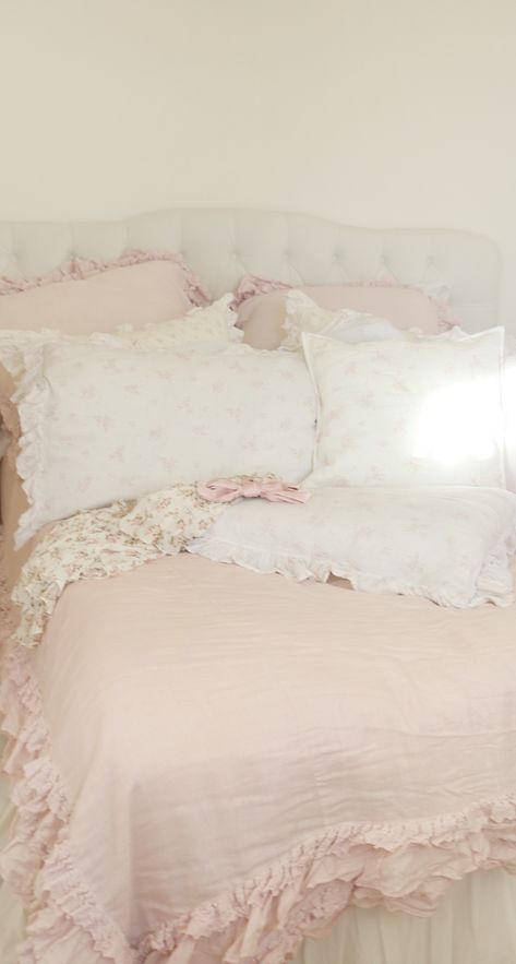 Pink Shabby Chic Bedroom, Coquette Birthday Party, Coquette Decor, Outfit Coquette, Girly Coquette, Coquette Outfit, Princess Bedroom, Princess Room, Pink Bedrooms