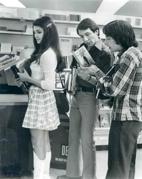 The Ronettes 1960s, 60s Coquette Aesthetic, 60s Aesthetic Outfit, 60s Street Style, 60s Aesthetic, Victoria Principal, 60s 70s Fashion, 60s And 70s Fashion, 70s Inspired Fashion